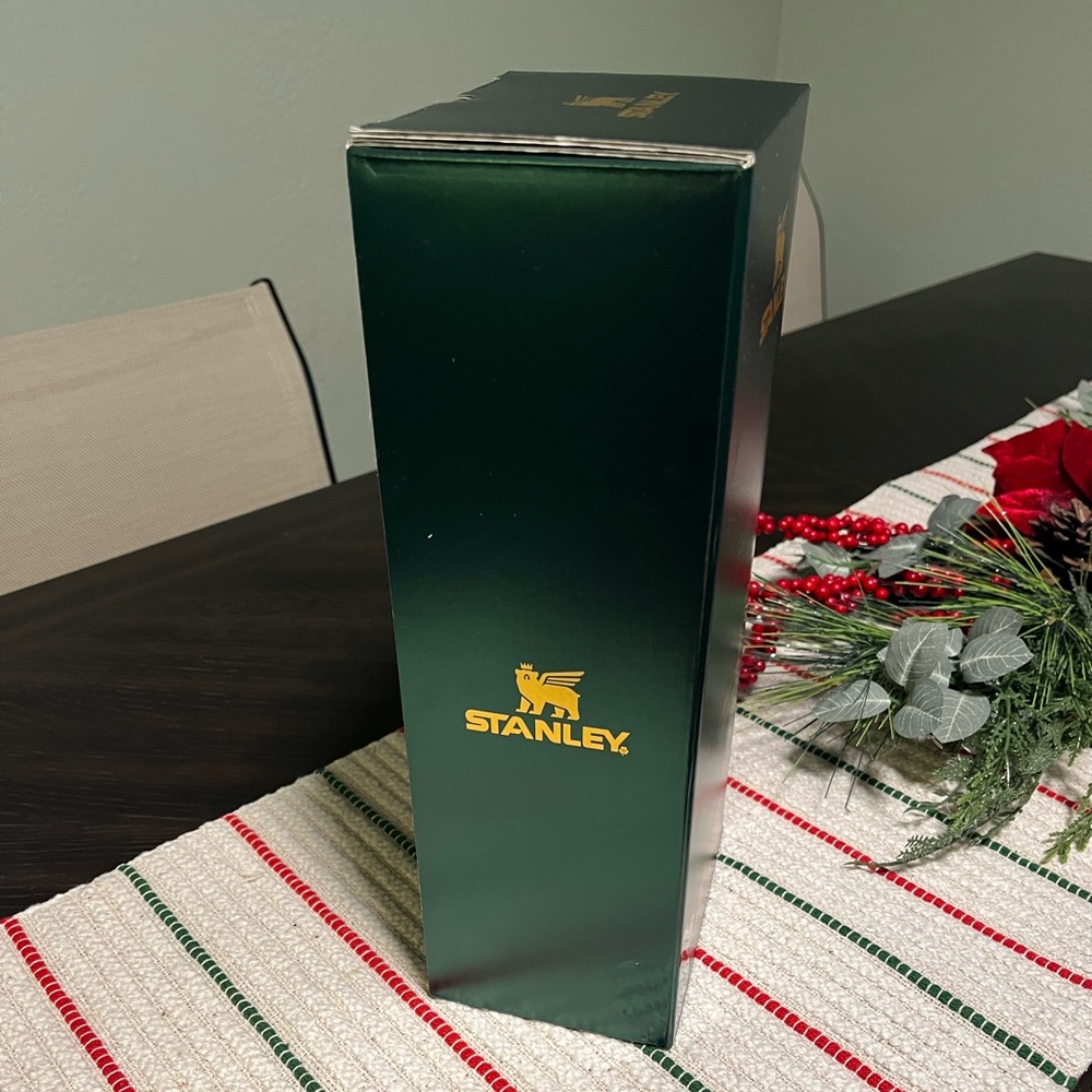 Stanley The St. Patrick's Day Flowstate Quencher 40oz Tumbler - Picture 8 of 9